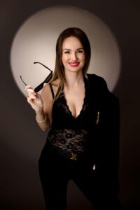 uśmiechnięta młoda kobieta